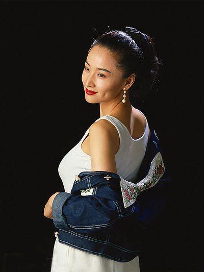 成为黑道情妇被打到子宫脱落,54岁无人敢娶