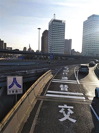 西直门桥试行"拉链式"通行