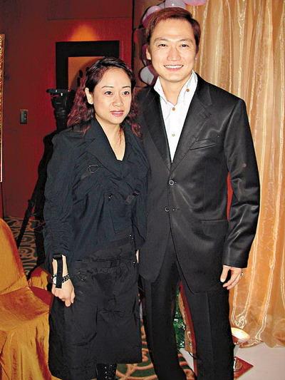 他曾为绯闻女友抛弃家庭,浪够后归家庭,反咬情人一口