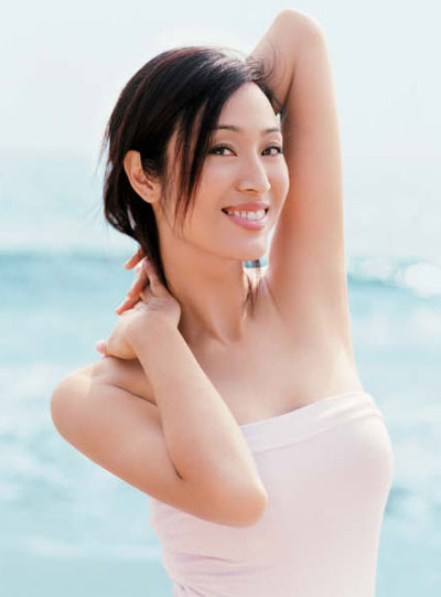 她出道被刘德华觊觎,拍戏被打耳光,如今幸福成女神