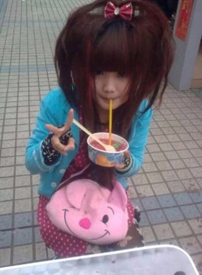 曾经,杀马特女生的工作,是ktv的服务员,工资2000元,却很快乐