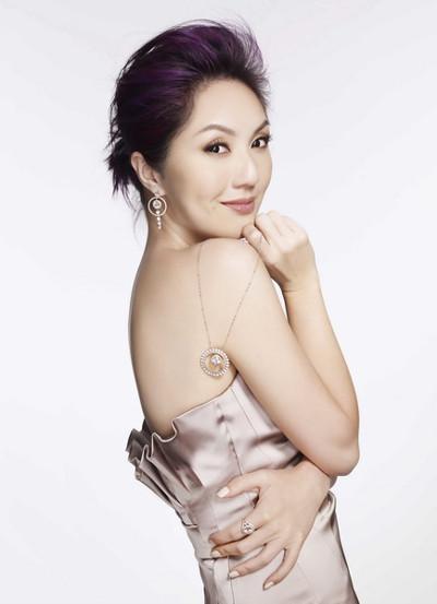 例如,曾有一次杨千嬅受邀来到《新歌声》却被她嘲讽不会唱歌,但在许多