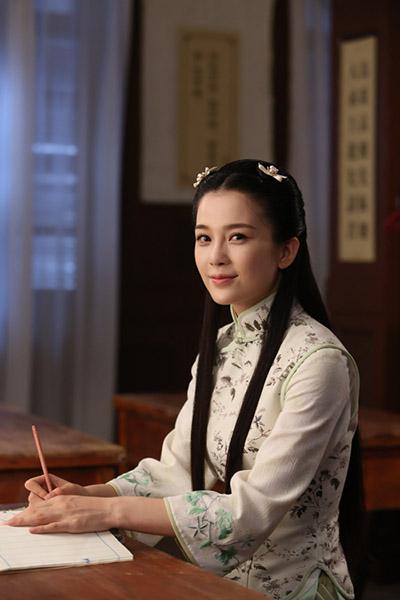 2015年,赵韩樱子的山根在民国偶像剧《忍冬艳蔷薇》里,比以前立体了