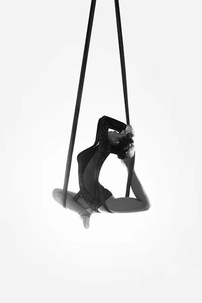 天外飞仙瑜伽小仙女在空中翩翩起舞感官上太刺激了