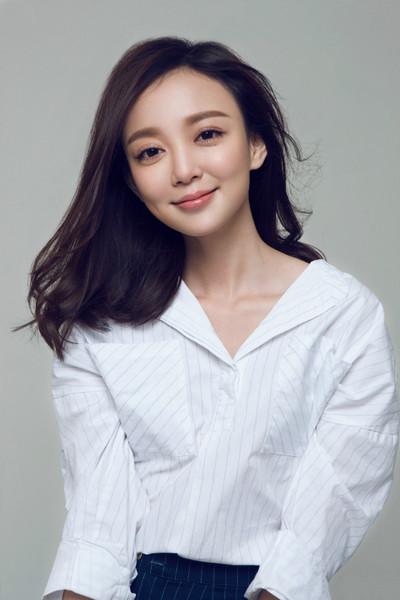 2009年,在系列电影《镖行天下前传》中饰演女一号谷平安而被观众所