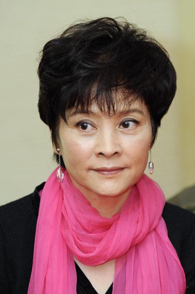 55岁冯远征和63岁老婆梁丹妮近照网友完全看不出年龄差