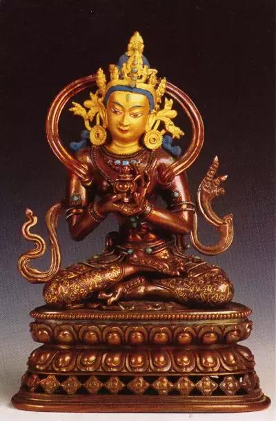 正文  殿内供奉的是   松赞干布所依本尊观音像   最后我们参观一下