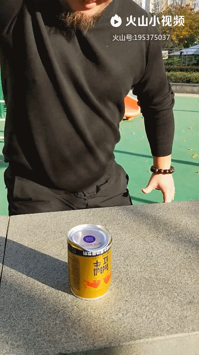 朱龙宝修炼的铁砂掌,为少林72绝技之一,为少林寺历代武僧修炼的功夫