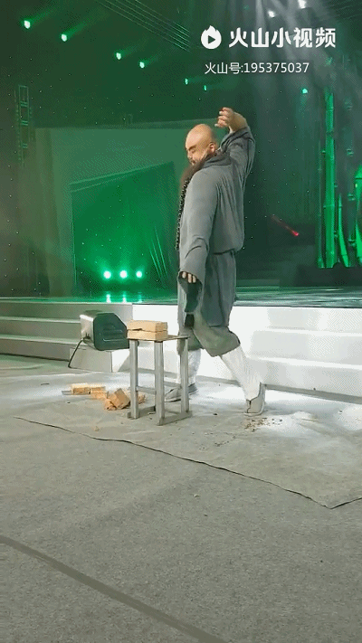 武汉名流会客厅表演的照片没找到,不过应该跟这张类似朱龙宝说,"在