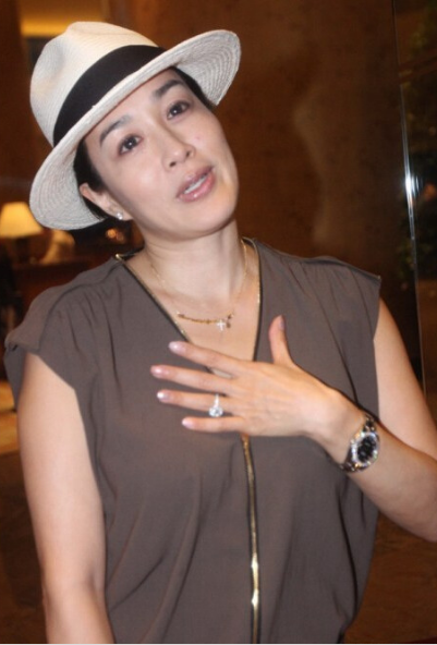 看了钟丽缇素颜,男人都要怀疑人生,不知道张伦硕每天咋熬过来的