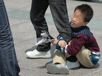 大宝被拐走后,爸妈带二宝去旅游,竟解救出大宝,踹掉人贩子窝点
