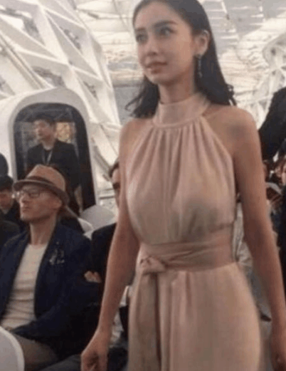 路人拍杨颖, 网友发现杨颖胸都快下垂到肚, 下垂原因你知道吗?