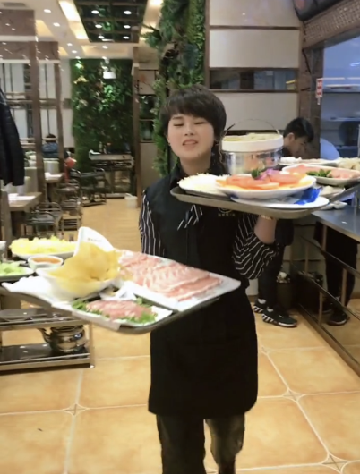 这个海底捞的服务员火了,一次能上一桌子的菜,老板给你加薪了吗