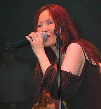 摇滚天后:13岁飙车骨折,18岁被刺瞎,20岁吸毒被封杀今复出大火