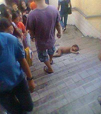 小宝宝全身赤裸被抛弃人群中, 不料路人反应却让人又气又狠