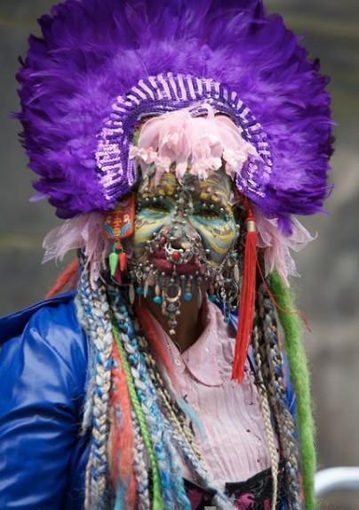 世界上最丑的女人:全脸七千多个洞挂满首饰,老公居然是亿万富翁