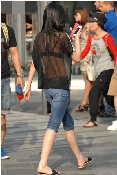 街拍喜欢透明装的姐姐若隐若现地吸引路人