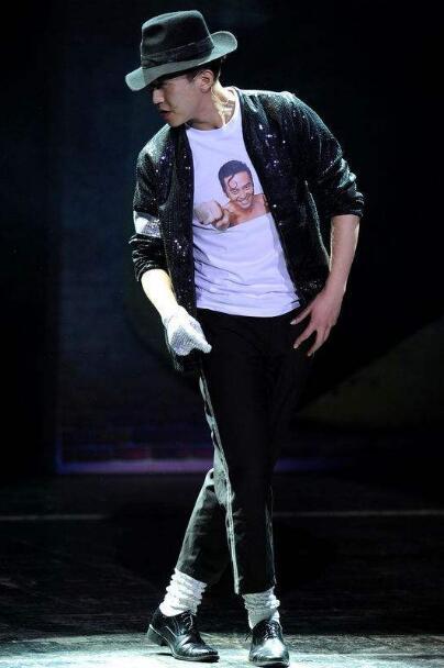 邓超晒自拍模仿迈克尔杰克逊,网友直呼看成王俊凯