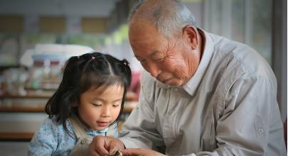 追着喂饭、一哭就投降、爱给看电视?隔代教育有妙招|隔代教育|给孩子|宝宝_新浪新闻