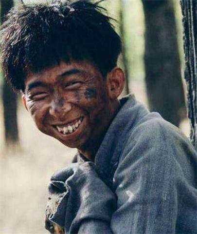 他其貌不扬被称为最丑导演,演技却直逼影帝,还制作国内第一网剧