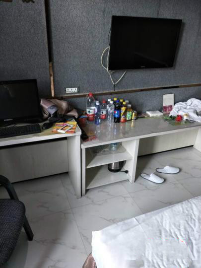 宾馆又现针孔摄像头,帅哥美女们,你还敢去开房吗?