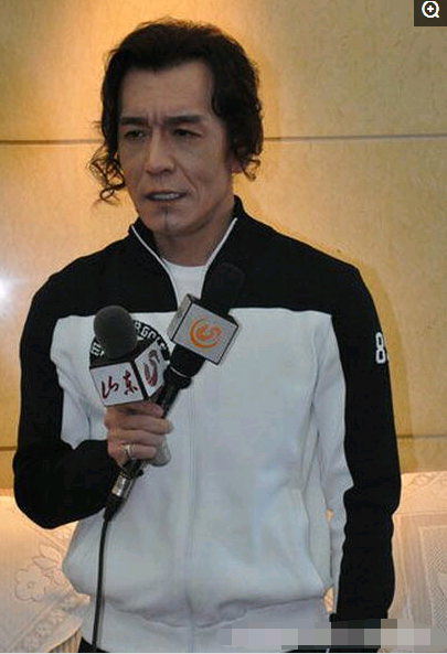 48岁李咏近照,暴瘦成皮包骨,满脸皱纹显苍老,脸还越来越长