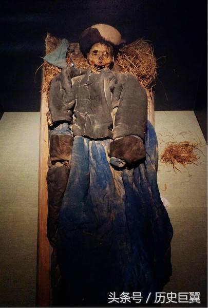 火焰山下挖出6具清代干尸,人们吓得竟要报警