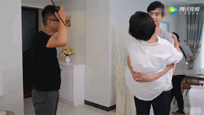 这届的男明星太虚了,连女明星都抱不动,以后怎么娶媳妇抱老婆呢!