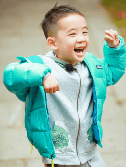 jasper和小姐姐过新年,笑得好开心,网友:毕竟是韦小宝儿子