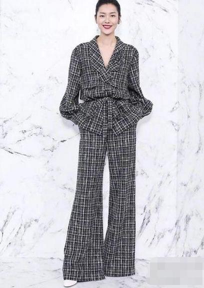 天生衣架子!刘雯穿格纹大衣又美又帅