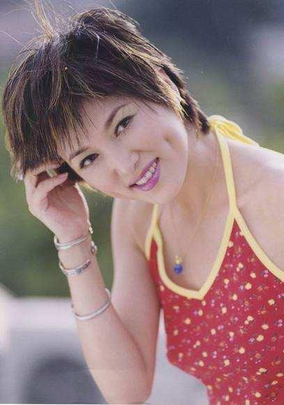 54岁高宝宝和54岁何晴近照,网友:还是天然的脸蛋看着比较顺眼