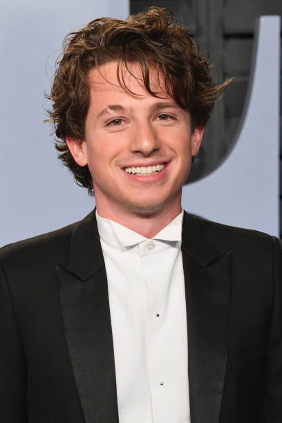 断眉查理·普斯出席奥斯卡,穿着像个音乐家,只是这发型怎么回事