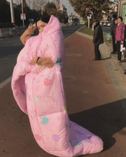 美女站牌裹着被子等公交, 了解到原因后让人哭笑不得