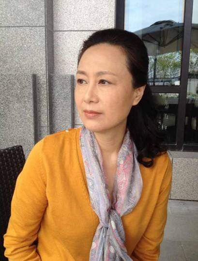 曾是影后现沦为跑龙套,嫁圈外老公恩爱30年,两个女儿长的漂亮