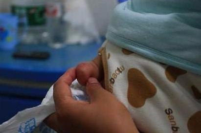 刚出生的宝宝竟然长有小尾巴,检查后医生怒斥家人无知