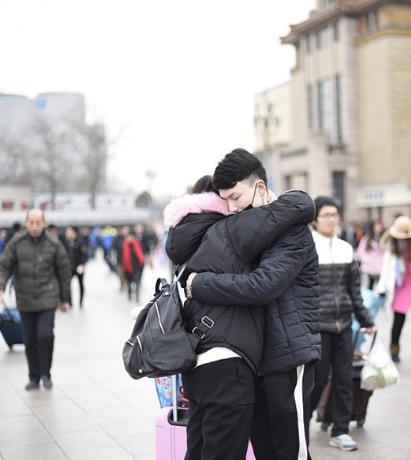 临近过年,也是情侣们的分别时,难分难舍的一幕在车站上演着