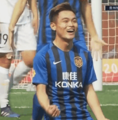 国安悍将飞铲都没将球断下!球迷建议里皮收下