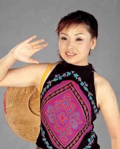 唱哭主持人,红极一时却惨遭封杀,如今已少将军衔|李琼|歌手大赛|春晚