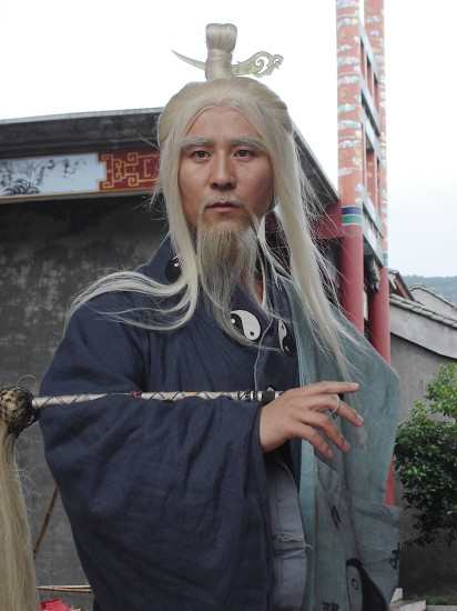 古代道士为什么要背一把剑,而不是刀?可能剑能除妖吧!