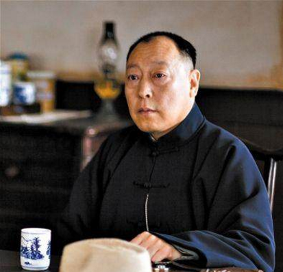 因太丑中戏录取他引争议,47岁演奴才走红,妻子背景强大却低调!