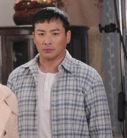 47岁的江宏恩近照,曾和贾静雯传绯闻,今娶小6岁圈外女友