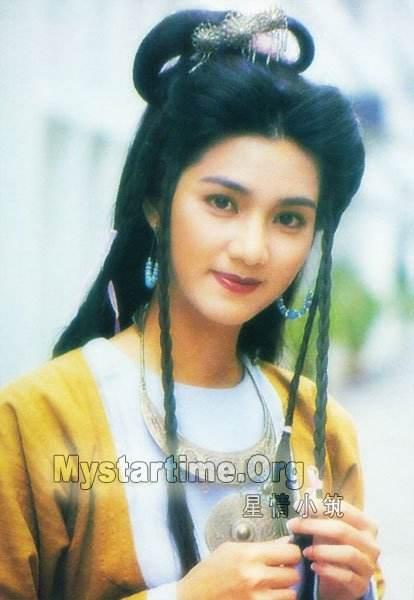 47岁洪欣素颜苍老泪沟深,张丹峰却似鲜肉,其实她年轻时颜值超高