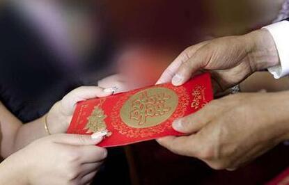 前夫再婚,我去送红包,见到新娘我吓一跳,我让他们夫妻当众出丑