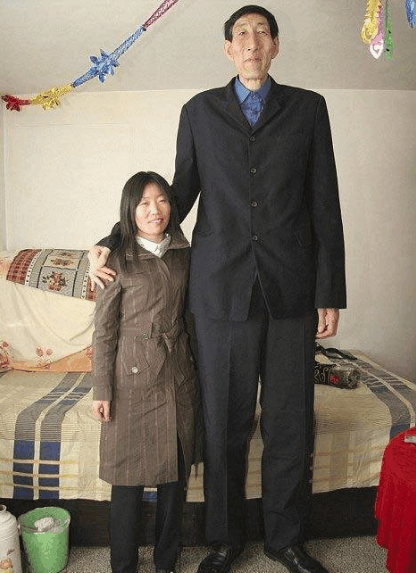我国最高的人, 56岁时娶28岁漂亮老婆, 不顾医生劝阻3年生两子