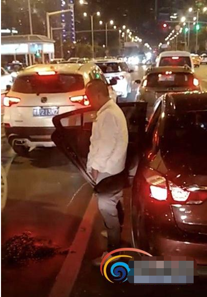 男子等红灯时下车当街小便 因故意裸露身体被拘