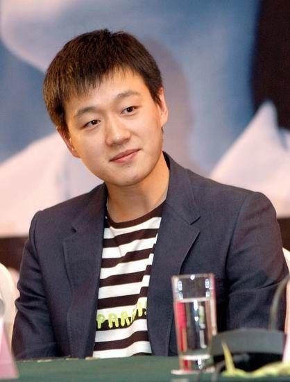 这对父母基因分配真均匀,大女儿像妈妈小女儿像爸爸,关键是儿子