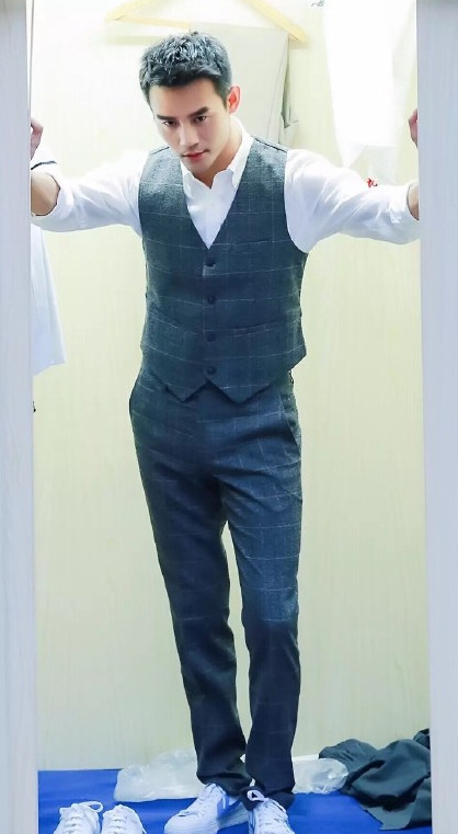 继黄轩的小肉手出道之后,王凯的腿也红了起来