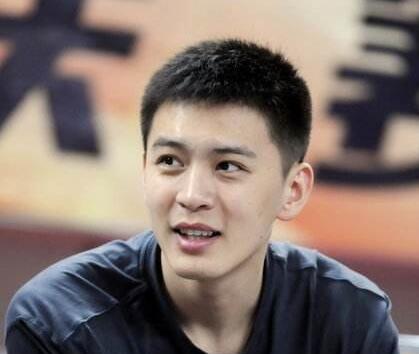 辽篮美丽队长杨鸣 人类篮球史上罕见"颜玉" 签名照片送三张