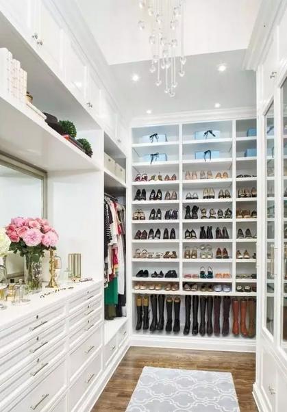 在衣帽间的衣柜中可以分春夏秋冬季的衣服分开摆放,常用的包包摆在