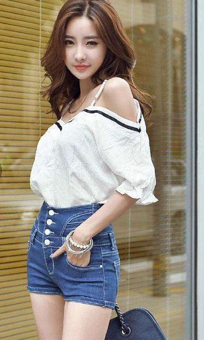 合适的紧身裤让美女更美，年轻又有气质